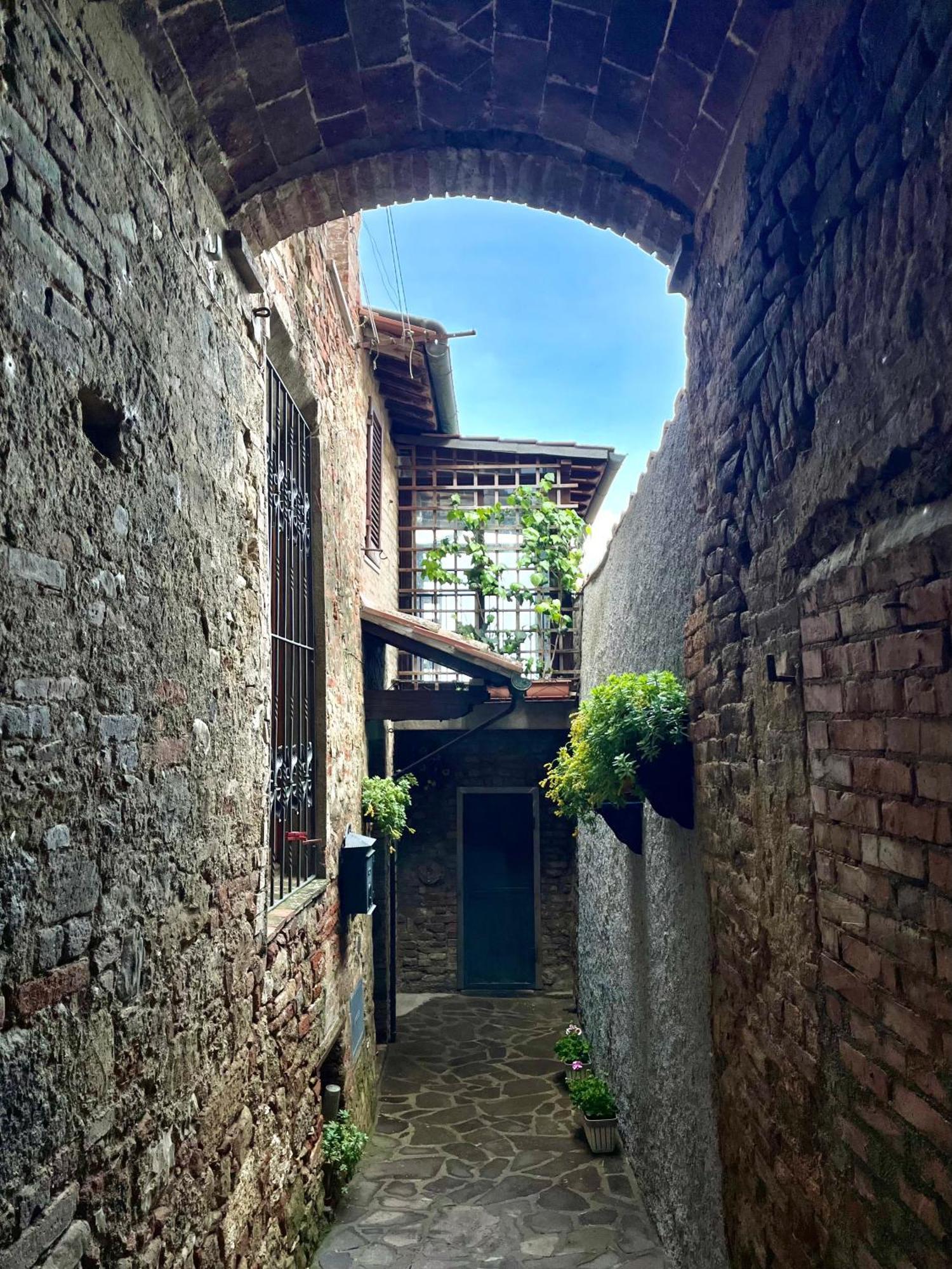 Appartamento Mirella In Centro Storico Casole d'Elsa Exterior photo